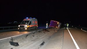 Bariyerler devrilen tırın kabinine ok gibi saplandı: 2 ölü