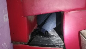 Covid-19 denetiminde üst üste konulan koltuklardan oluşan gizli bölmede yakalandılar