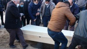 Devrilerek bariyerlere saplanan tırın sürücüsü toprağa verildi