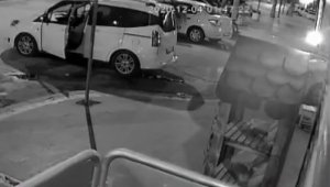 Eve götürmeyen taksicinin aracını çaldı