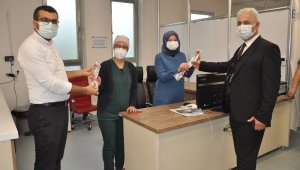 Karaman İl Sağlık Müdürü Kurşun'dan sağlık çalışanlarına karanfil