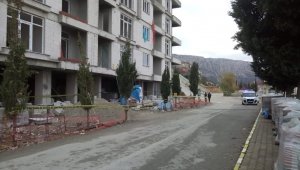 Karaman'da 11 katlı inşaatın çatısından düşen işçi öldü