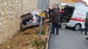 Karaman'da kontrolden çıkan otomobil istinat duvarına çarptı: 5 yaralı