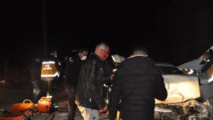 Otomobilde sıkışan arkadaşının başından ayrılmak istemedi