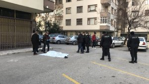 Pencereyi kapatmak isterken canından oldu