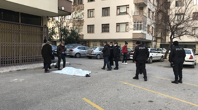 Pencereyi kapatmak isterken canından oldu