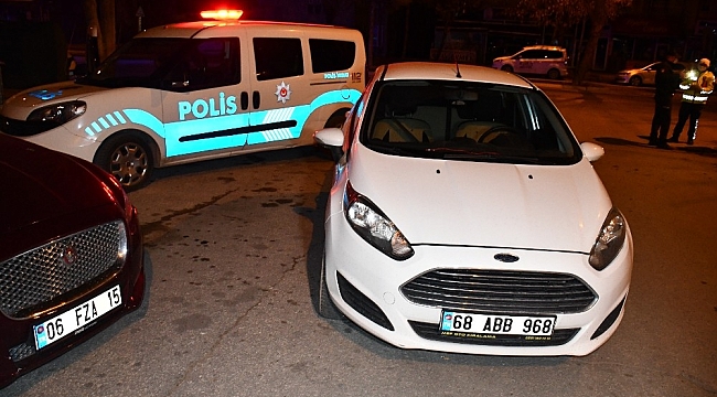 Polisi gören aracı bırakıp kaçtı