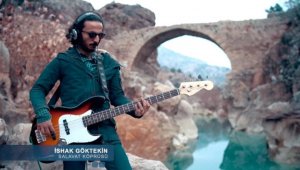 Sınıf öğretmeninden korona virüse dikkat çekmek için 'Umut Yılı' klibi