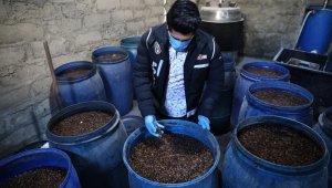 Tarihi fabrika deposunda 3 ton sahte içki ele geçirildi