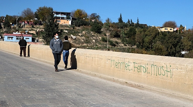 Tarihi köprüye sprey boya ile yazı yazdılar
