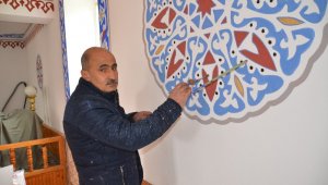 30 yıldır cami duvar ve kubbelerini fırça darbeleriyle oya gibi işliyor