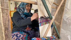 69 yıldır kilim dokuyan 86 yaşındaki Teslime nine gençlere taş çıkartıyor