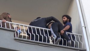 7. kata çıkan genci, polis ve arkadaşı kolundan çekip kurtardı