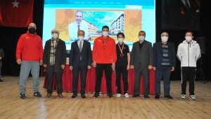 Akşehir Belediyesi'nden başarılı sporculara ödül