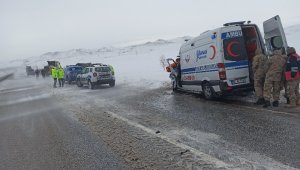 Ambulans tırla çarpıştı: 1 ölü 1 yaralı