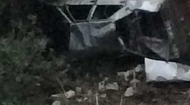 Antalya'da otomobil şarampole yuvarlandı: 1'i ağır 3 yaralı