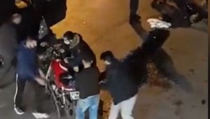 Antalya'da Otomobilin altına giren motosiklet sürücüsü ölümden döndü