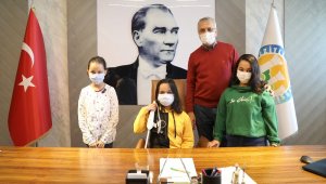 Başkan Tarhan, Beyaz Baston Haftasında görme engelli Ecrin'i konuk etti