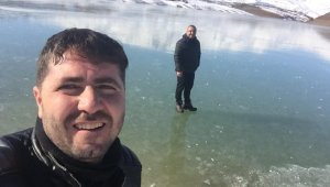 Buz tutan gölde öz çekim