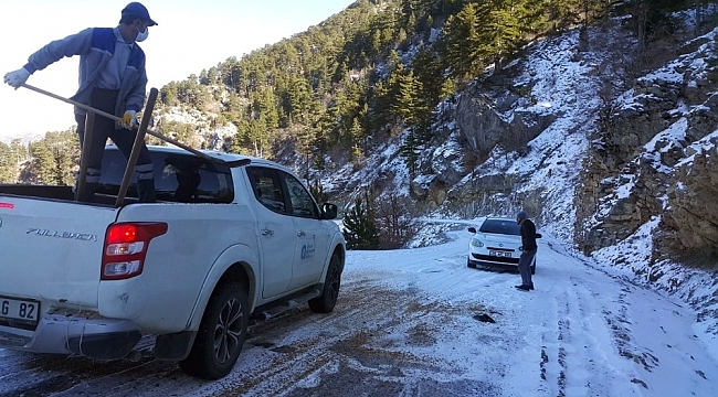 Buzlanan Taşatan Yolu'nda tuzlama yapıldı