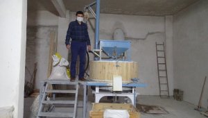 Dedesinden kalan su değirmenini tekrar faaliyete geçirdi