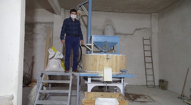 Dedesinden kalan su değirmenini tekrar faaliyete geçirdi