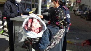 Dondurucu soğukta 10 günlük bebeğiyle dilenirken yakalandı, pişkinliğiyle 'Pes' dedirtti