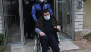 Evden dışarı çıkamayan engelli çocuğu polis gezdirdi