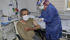 Huzurevi sakinlerine CoronaVac aşıları yapıldı
