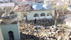 Karaman'da yıldırım düşen caminin minaresi yıkıldı