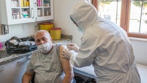 Kepez'de huzurevi sakinlerine Covid aşısı