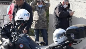 Kısıtlamada sokağa çıkan motosikletli kaçarken yaşlı adama çarptı