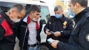Kısıtlamayı ihlal edip sahte para ve eroinle yakalandı