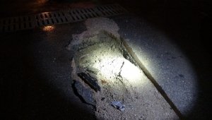 Kozan'da sağanak nedeniyle istinat duvarı ve yol çöktü