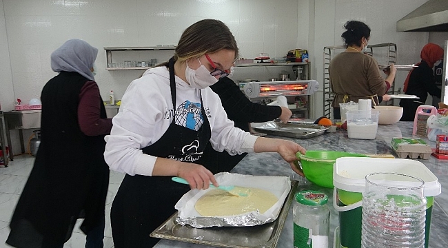 Kozanlı kadınlar pandemi stresini pasta yaparak atıyor