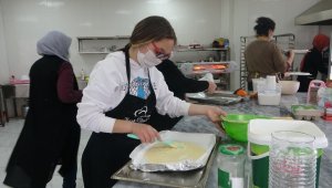 Kozanlı kadınlar pandemi stresini pasta yaparak atıyor