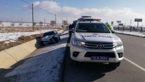 Lastiği patlayan otomobildekiler kazayı sıyrıklarla atlattı