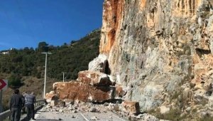 Mersin-Antalya yolu heyelan nedeniyle ulaşıma kapandı