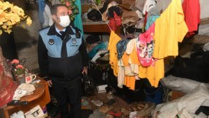 Mersin'de bir evden 5 kamyon çöp çıkarıldı