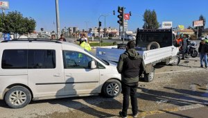Mersin'de kavşaktaki kazada 4 araç birbirine girdi: 1 yaralı