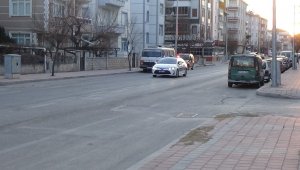 Otomobile çarpan motosikletin sürücüsü metrelerce sürüklendi