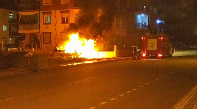 Park ettiği araç yarım saat sonra kundaklandı, alev alev yanan araç kül oldu