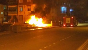 Park ettiği araç yarım saat sonra kundaklandı, alev alev yanan araç kül oldu