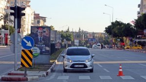 Ters yönde giden sürücü, kırmızı ışıkta beklerken yakalandı