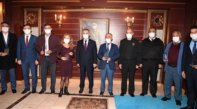Trafikte 5 yıldır cezai işlem uygulanmayan 6 sürücüye plaket