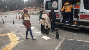 Yemek tenceresinin üzerine düşen çocuk yandı