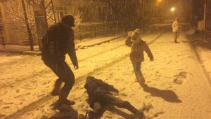 Yılın ilk karı çocukları sevindirdi