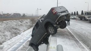 Yoldan çıkan kamyonet köprüde asılı kaldı