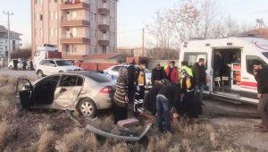 Aksaray'da iki otomobil çarpıştı: 6 yaralı