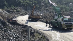 Antalya-Mersin karayolunda devrilen tırın dorsesi yolu trafiğe kapattı